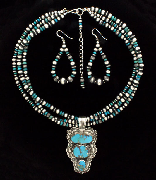 Collier en argent sterling à 3 brins avec perles en turquoise, boucles d'oreilles assorties et pendentif en turquoise Stormy Mountain à 3 pierres naturelles.