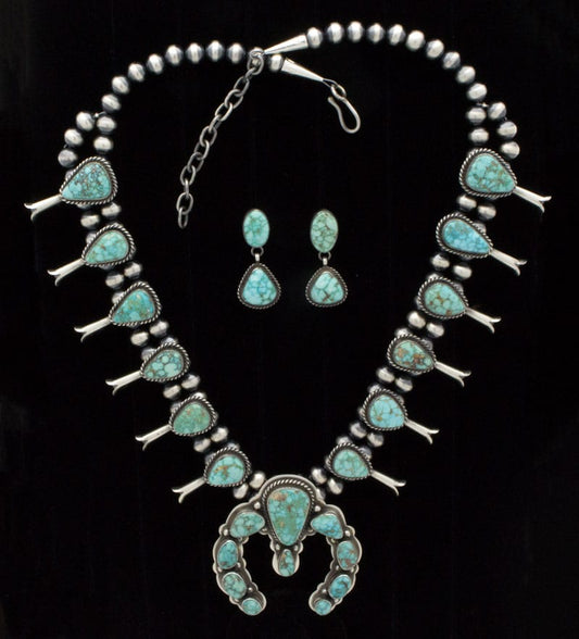 Collier en turquoise naturelle de montagne avec des boucles d'oreilles assorties en forme de fleur de courgette