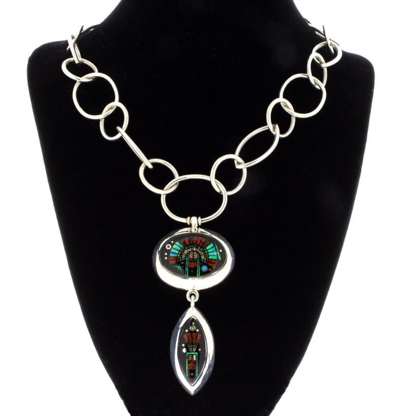 Collier en chaîne à maillons ronds et ovales en argent sterling avec pendentif en forme de coiffe à incrustation micro multicolore