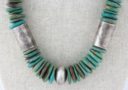 Kingman-Turquoise-Disc-Perlenkette mit handgestempelten Sterlingsilber-Fassperlen