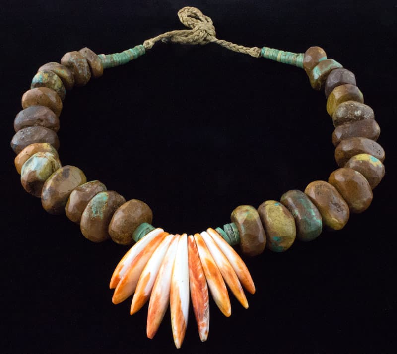 Collier de perles rondes en turquoise Kingman avec huître épineuse orange "Eagle Fantail"