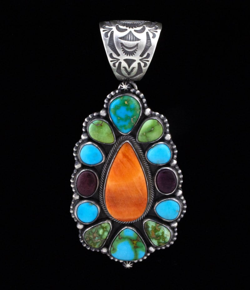 Pendentif Huître Épineuse Orange Avec Entourage en Pierres Multicolores