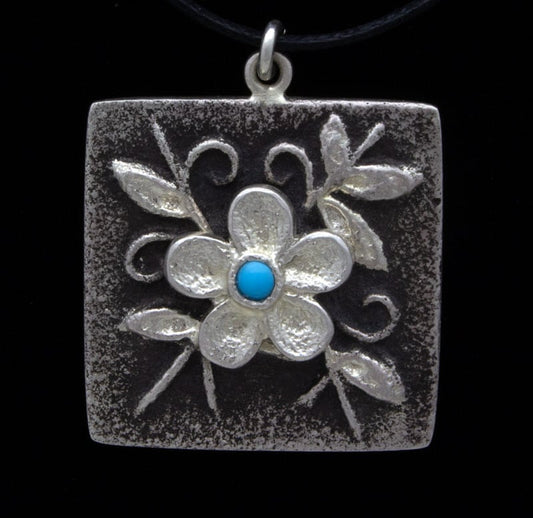 Pendentif en fleur en tufa avec turquoise naturelle Sleeping Beauty