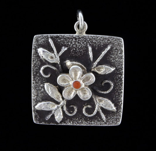 Pendentif Fleur en Tuf