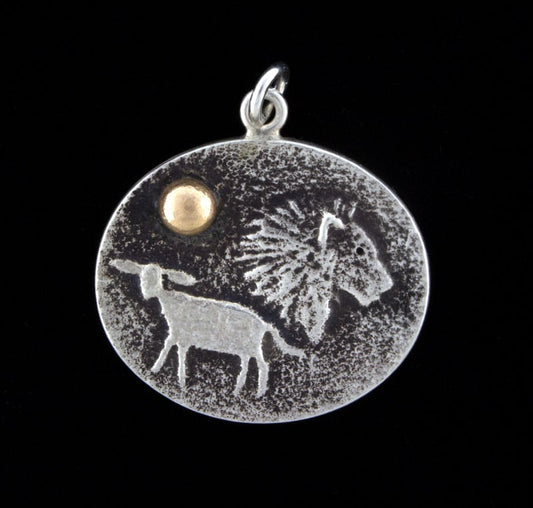 Pendente in Tufa con Leone e Agnello con Sole in Oro 14K