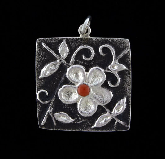 Pendentif Fleur en Tuf