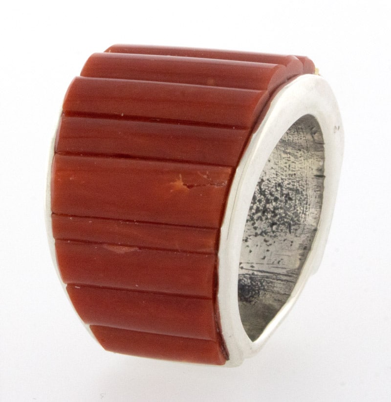 Bague en tuffeau avec design en incrustation de pavés naturels de haute qualité