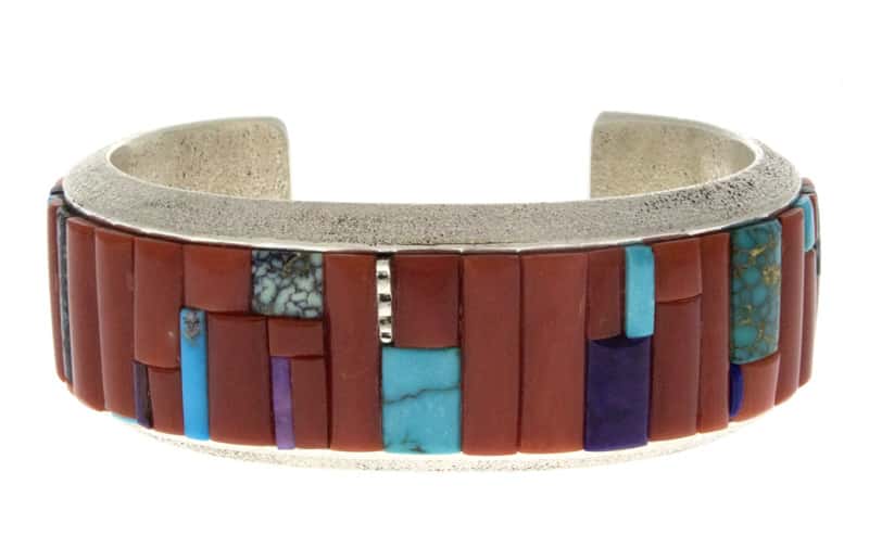 Tufa-Gussarmband mit erhabenem Kopfsteinpflaster-Einlege-Design