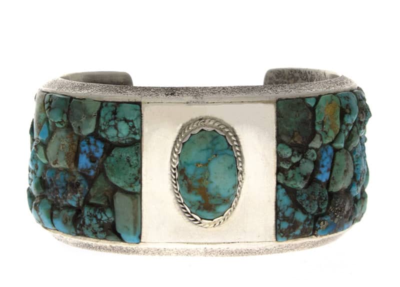 Bracelet en pierre centrale en turquoise naturelle Royston avec des côtés en inlay de pavé surélevé en nuggets de turquoise du Nevada.