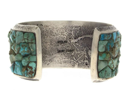 Bracelet en pierre centrale en turquoise naturelle Royston avec des côtés en inlay de pavé surélevé en nuggets de turquoise du Nevada.