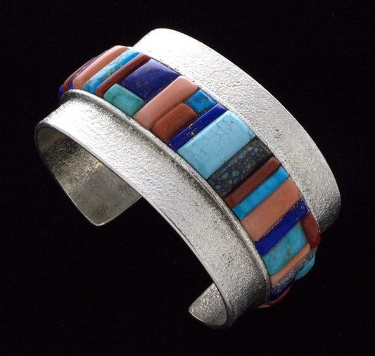 Bracelet en tufe avec un design en incrustation de pavés surélevés