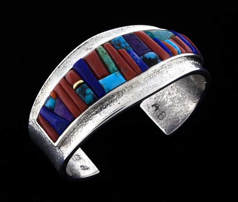 Bracelet en tufe avec un design en mosaïque de pavés surélevés multicolores