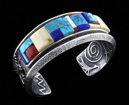 Bracelet Tufa Cast Pueblo Scene avec design d'incrustation en hauteur multicolore naturel