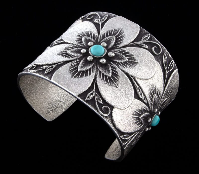 Bracelet en fleurs en tufa avec turquoise naturelle claire de Lone Mountain