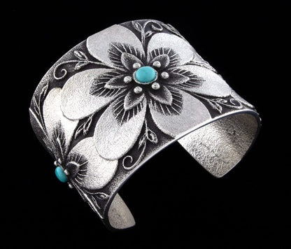 Bracelet en fleurs en tufa avec turquoise naturelle claire de Lone Mountain