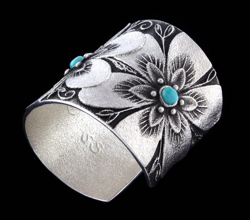 Bracelet en fleurs en tufa avec turquoise naturelle claire de Lone Mountain